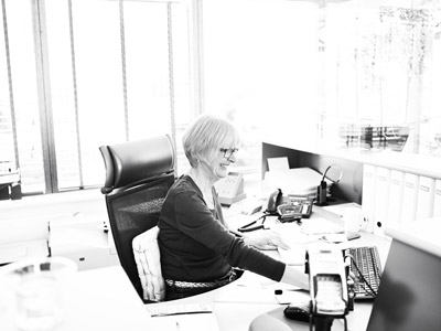 Anne Grethe tager imod i receptionen